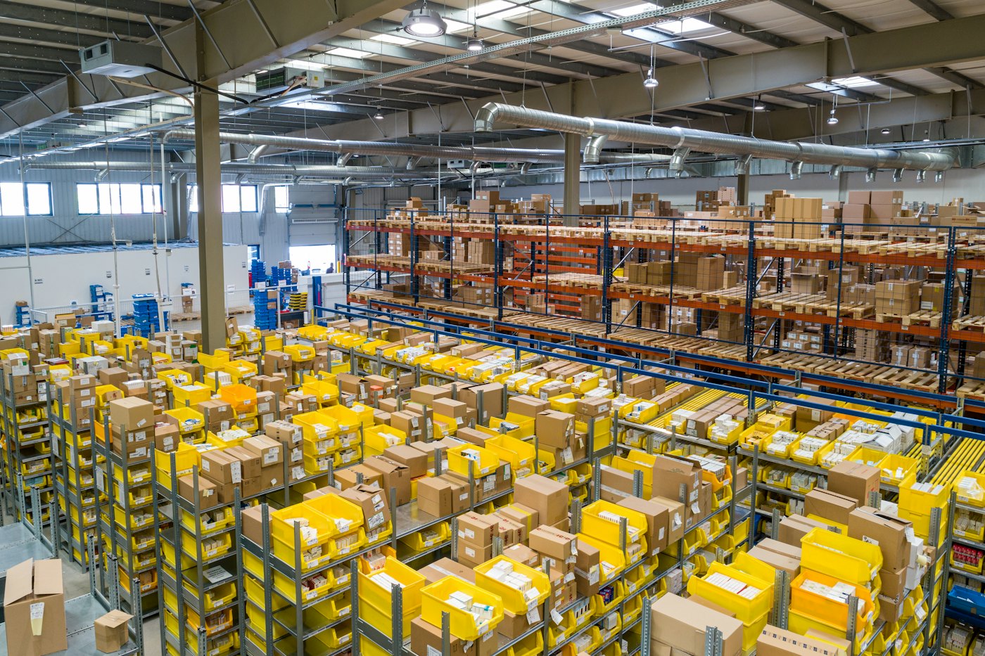 Almacén con cajas de repuestos